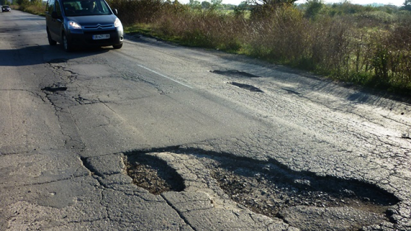 Топ 25 на най-опасните пътища в България, където кръстовете са повече от пътните знаци