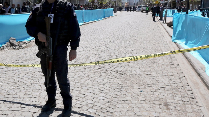 Арестуваха вероятния атентатор от касапницата в Диарбекир 