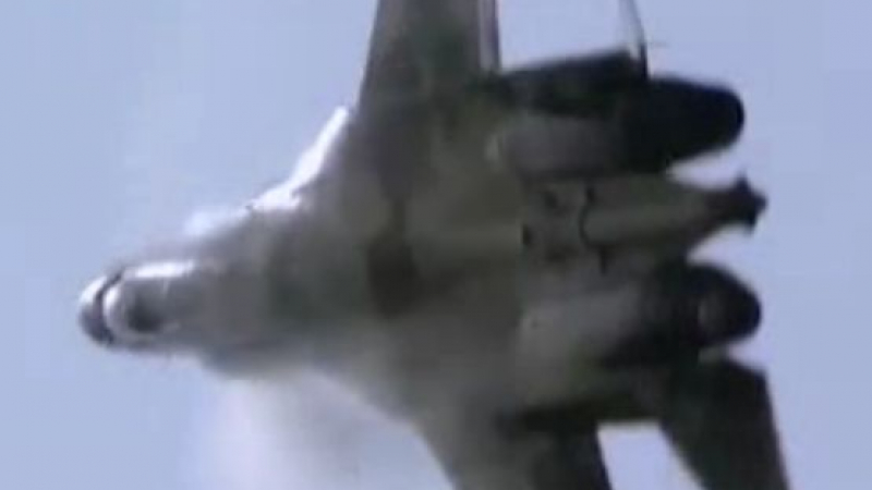 Уникално ВИДЕО! Как новият Су-35 бяга от ракета