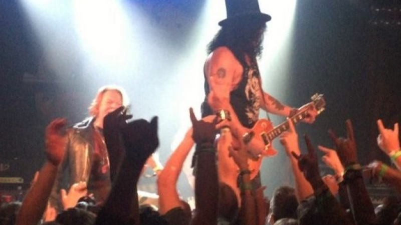 Guns N&#039; Roses с изненадващ концерт в оригиналния си състав (СНИМКИ/ВИДЕО)