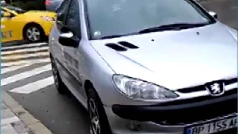Лош пример! Инструктор паркира учебна кола на пешеходна пътека