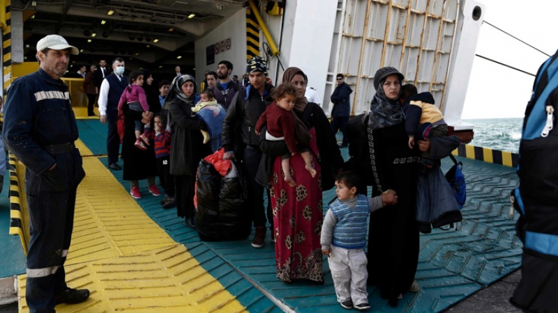 Първият ферибот с бежанци потегли от Гърция за Турция
