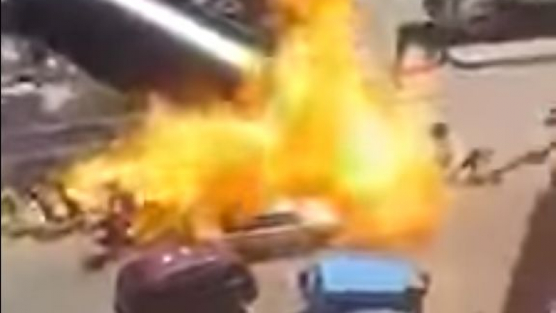 Ужасяващо: Катастрофирал бензиновоз се взриви сред тълпа в Александрия (ВИДЕО)