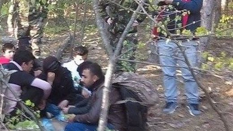 Бургаски патриоти задържаха 23 афганистанци, проверяват ги за каналджийство (СНИМКИ/ВИДЕО)