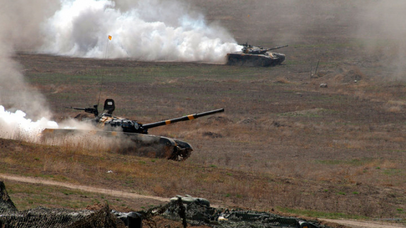 Азербайджан е готов да атакува Степанакерт, Армения обещава &quot;адекватен удар&quot;