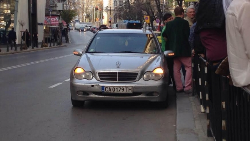 Актьор от &quot;Комиците&quot; паркира нагло и си пие бира в центъра на София (СНИМКА)