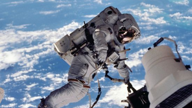 Соломон Паси ухажва новия посланик на САЩ с космическа оферта 