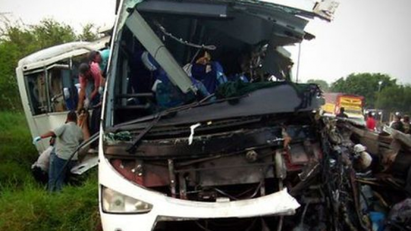 Два автобуса паднаха от мост в Мексико, най-малко 50 са ранени