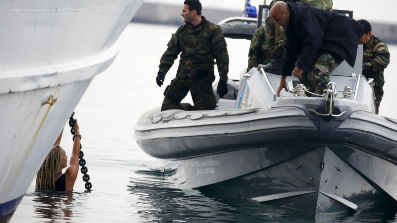 Активисти се хвърлиха в морето, за да спрат кораб с бежанци от Гърция към Турция (СНИМКИ/ВИДЕО)