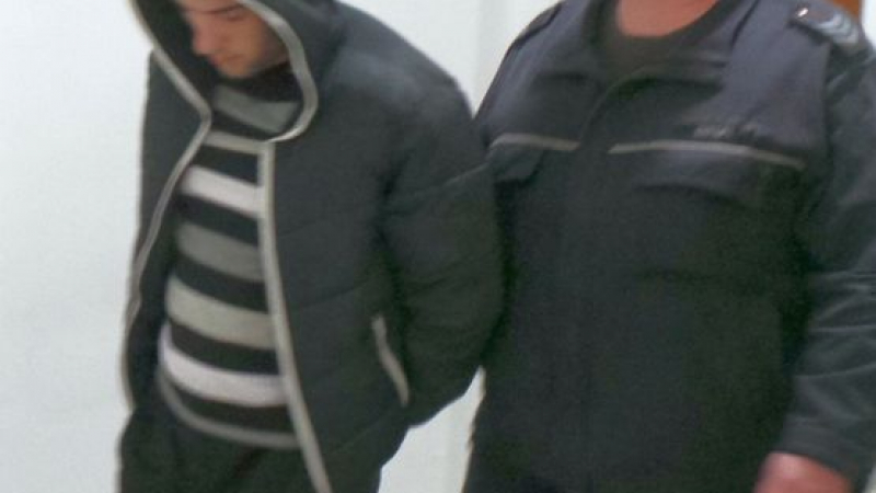 Срамежлив! Димитър Атанасов - Патъра, спипан с 30 чувала марихуана, крие лицето си в съда 