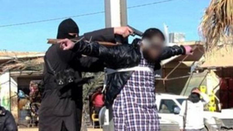 Терористи от ИДИЛ разпънаха и разстреляха 4 мъже на оживена улица в Сирия (СНИМКИ 18+)