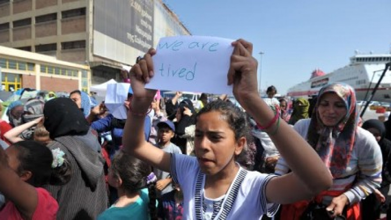Гърция няма да затваря границите за имигранти, продължава да ги пуска в Европа 