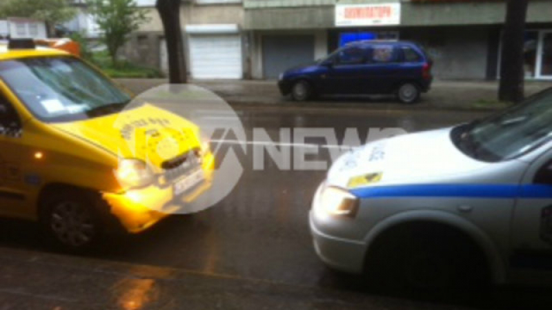 Такси е блъснало ученика на пешеходна пътека в София (СНИМКИ)