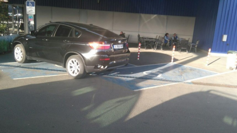 Наглостта край няма: Тарикат паркира тузарския си джип на две инвалидни места (СНИМКА)