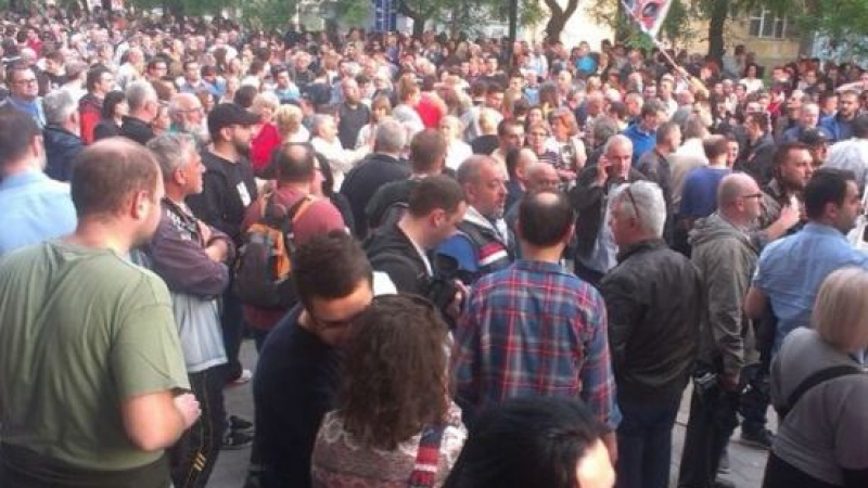 В Скопие ври и кипи: Гневна тълпа скандира &quot;Мафията в затвора!&quot;, тръгна към президентството