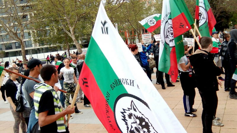 Извънредно! „Българи, юнаци” и „Перата не е престъпник” скандират на протеста в Бургас (СНИМКИ/ВИДЕО)

