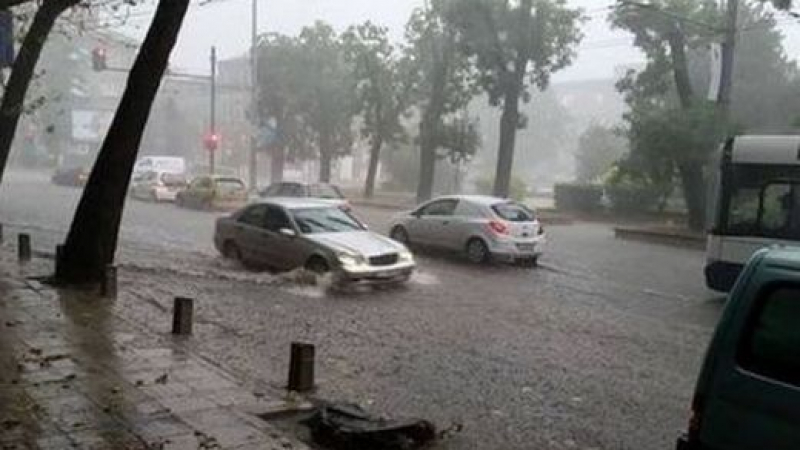 Свирепа буря се изви над Бургас