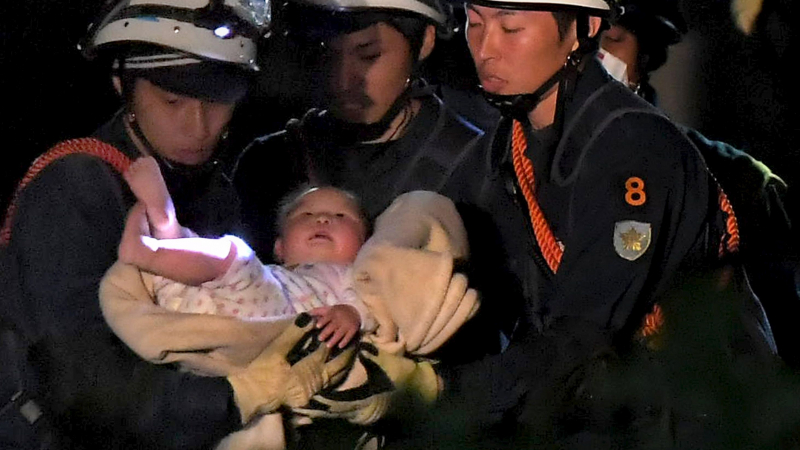 Спасиха бебе изпод руините в Япония (СНИМКА)   