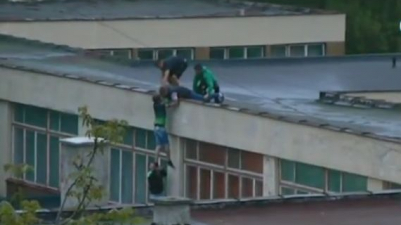 Ужасена майка от Добрич: Защо тези деца висят от покривите?! (ВИДЕО)