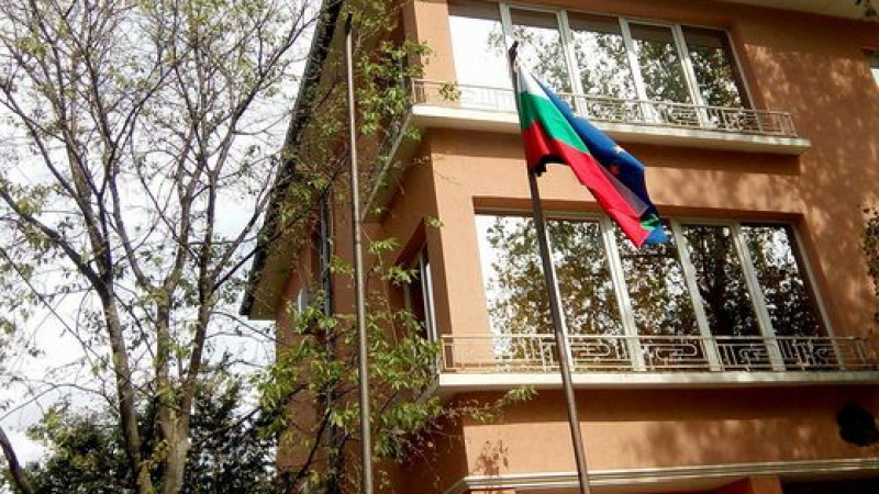 Поддръжници на Перата окачиха българското знаме пред съда в Малко Търново (СНИМКИ)