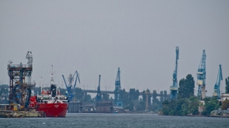 Силният вятър затвори пристанищата във Варна и Балчик