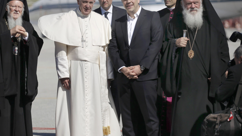 Папата ще натовари 10 бежанци от Гърция на самолета си за Италия