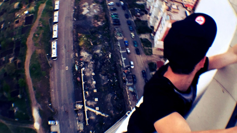 Сигнал до БЛИЦ: Спиращи дъха СНИМКИ на 16-годишен, висящ от небостъргача в Бургас