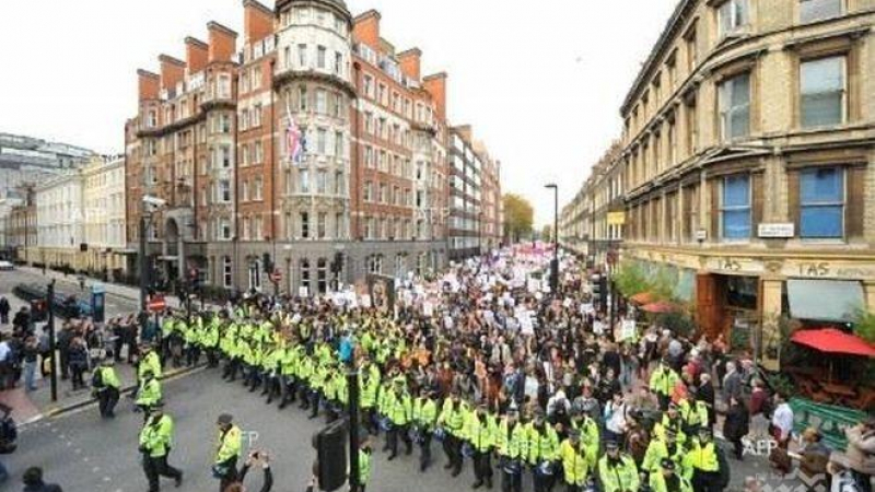 Бунт в Лондон! 150 хиляди души на протест срещу съкращаването на социалните 