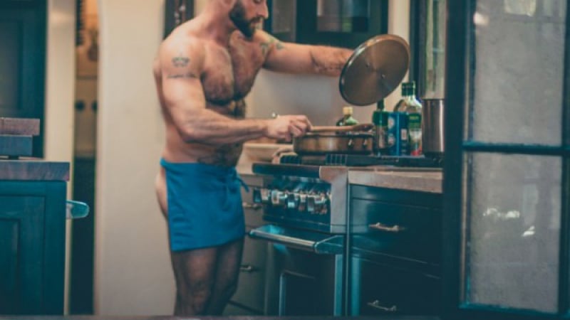 Гол готвач разпалва страстите в кухнята (СНИМКИ)
