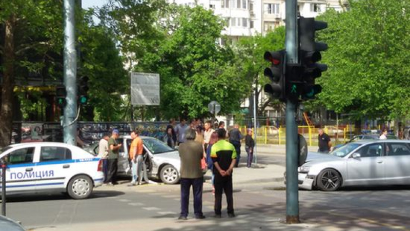 Жестока катастрофа в Пловдив, Ауди натресе  БМВ, жена е в болница (СНИМКИ)
