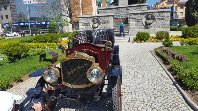 Автомобил на 113 години събра очите на Сливен