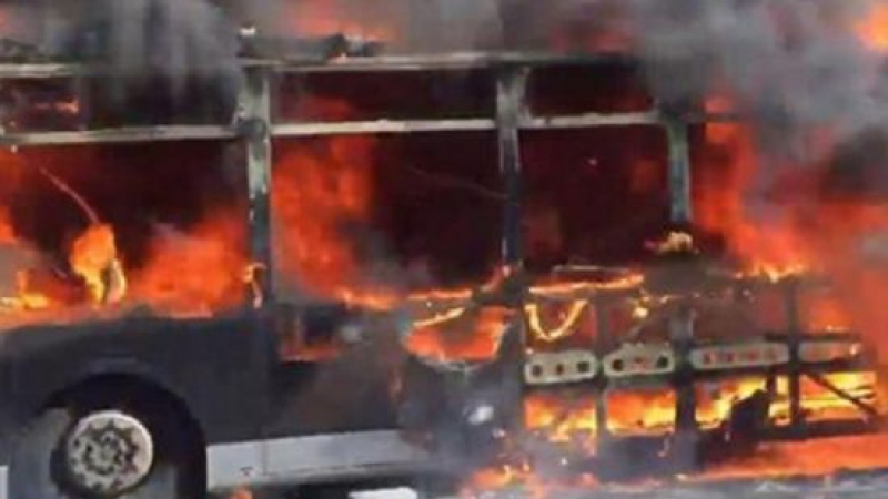 Взривиха автобус в центъра на Истанбул (СНИМКи/ВИДЕО)