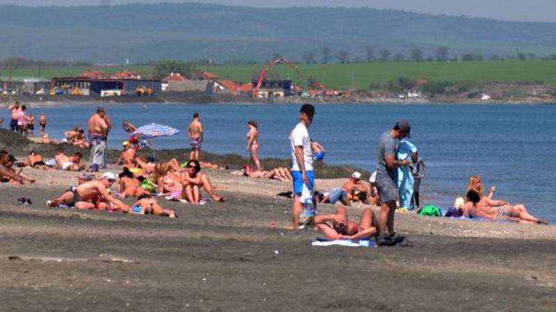 Зажаднели за плаж  нашенци откриха сезона по Черноморието (СНИМКИ)