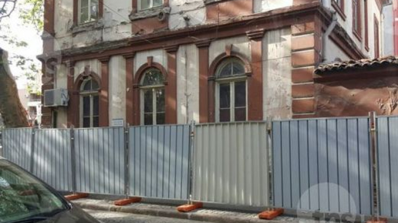 Обезопасиха сградата в центъра на Пловдив, заради която пострада 8-месечно бебе (СНИМКИ)
