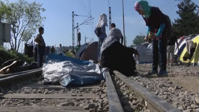 Бежанците в Идомени струпаха камъни и палатки върху жп линия (ВИДЕО)