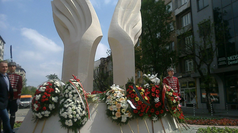В деня на Априлското въстание откриха нов паметник на българските революционери 