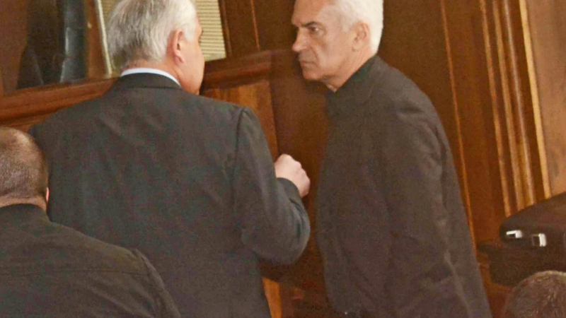 Сидеров с пета пробация за хулиганство, но остава депутат