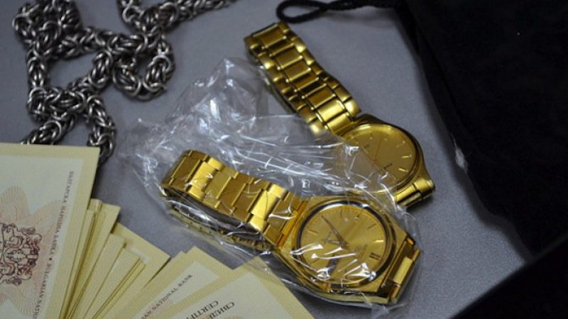 16 хиляди евро и много ценни часовници и монети открити при обиск в дома на Павел Александров (СНИМКИ)