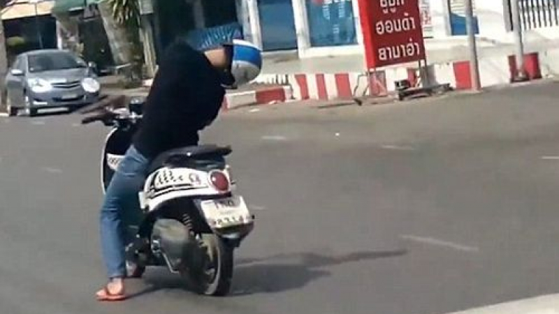 Невероятни кадри: Заспал мъж &quot;управлява&quot; мотопеда си по натоварена улица (ВИДЕО)
