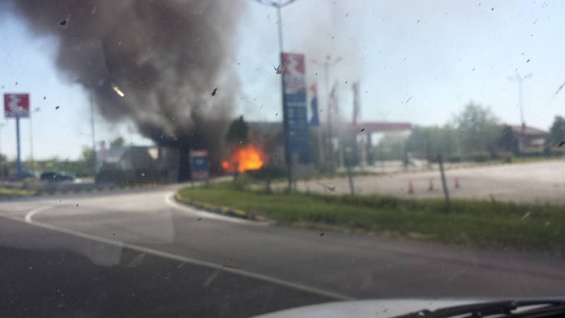 Ексклузивни СНИМКИ в БЛИЦ: Камион се вряза в бензиностанция на &quot;Тракия&quot;, избухна в пламъци!