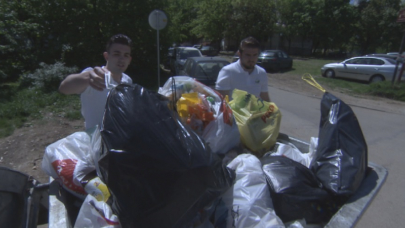 Добра инициатива: Младежи превърнаха изхвърлянето на боклука в чисти пари 