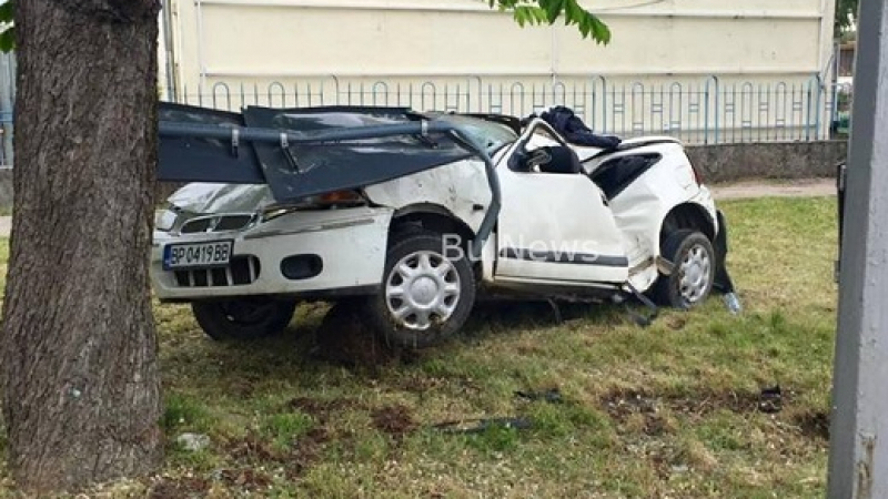 Шофьорка на градус потроши тотално колата си във Враца (СНИМКИ)