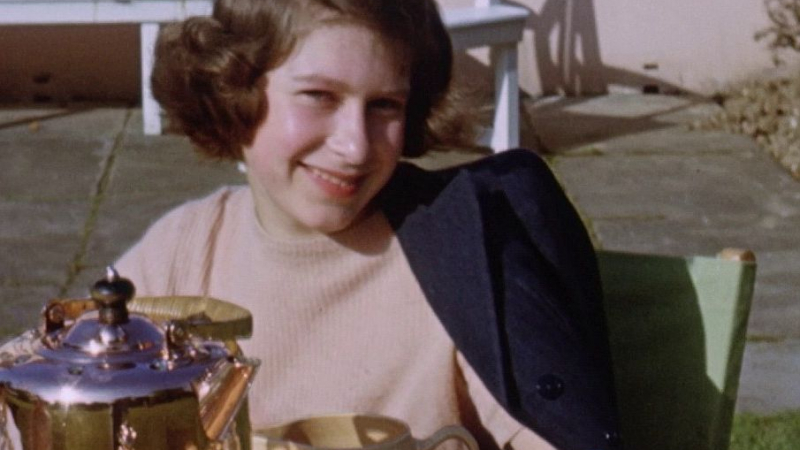 Показаха личния фотоалбум на британската кралица (СНИМКИ/ВИДЕО)  