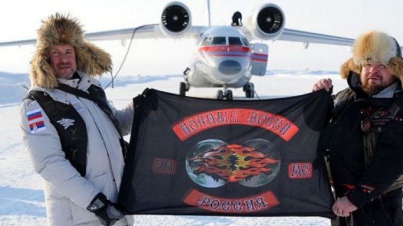Рокерите на Путин развяха Знамето на победата над Северния полюс (ВИДЕО)