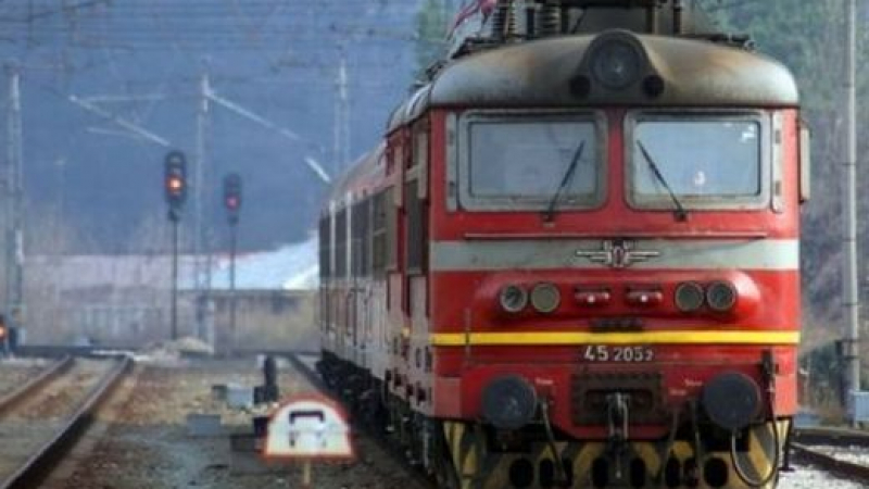 Призрачен влак с два вагона и четирима пътници пламна край Стражица