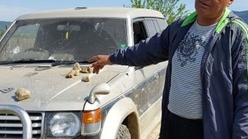 Брутално: Тумба роми с вили и лопати смляха от бой руснак и сина му край Петрич (СНИМКИ)