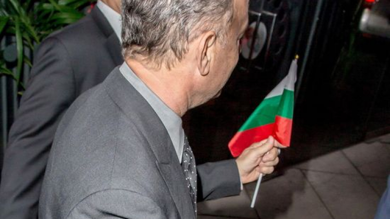 Том Ханкс развя българското знаме на премиера в Лондон (СНИМКИ)