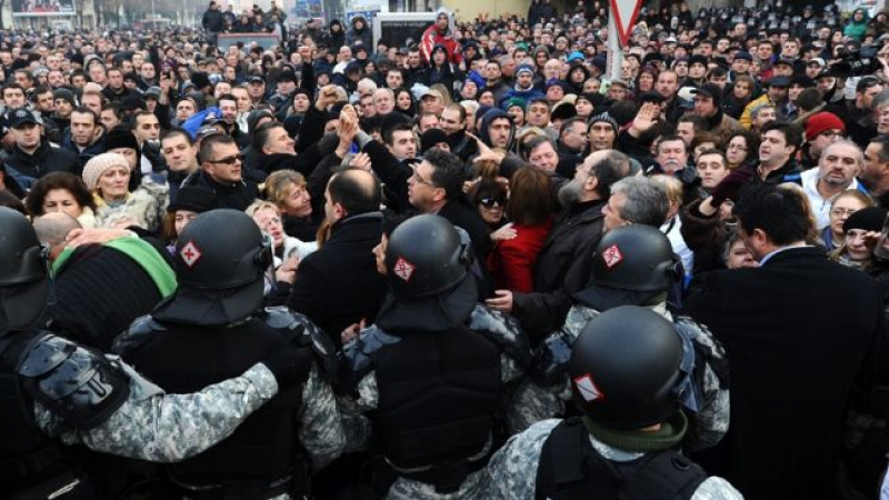 Хиляди македонци излязоха по улиците на Скопие 