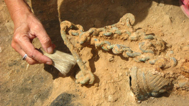 Уникална находка! Археолози откриха 4800-годишен скелет на майка, прегърнала нежно бебето си (СНИМКА)