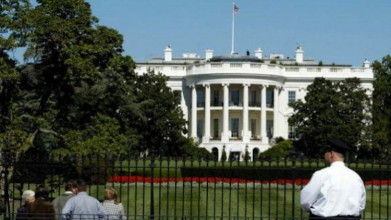 Шаш и паника: Заключиха Обама в Белия дом! 